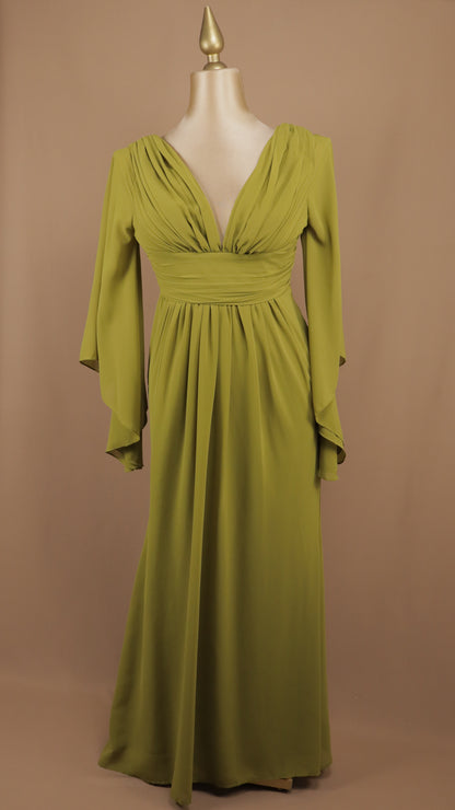 Vestido largo de gasa con escote en "V" drapeado y mangas acampanadas de estilo helénico