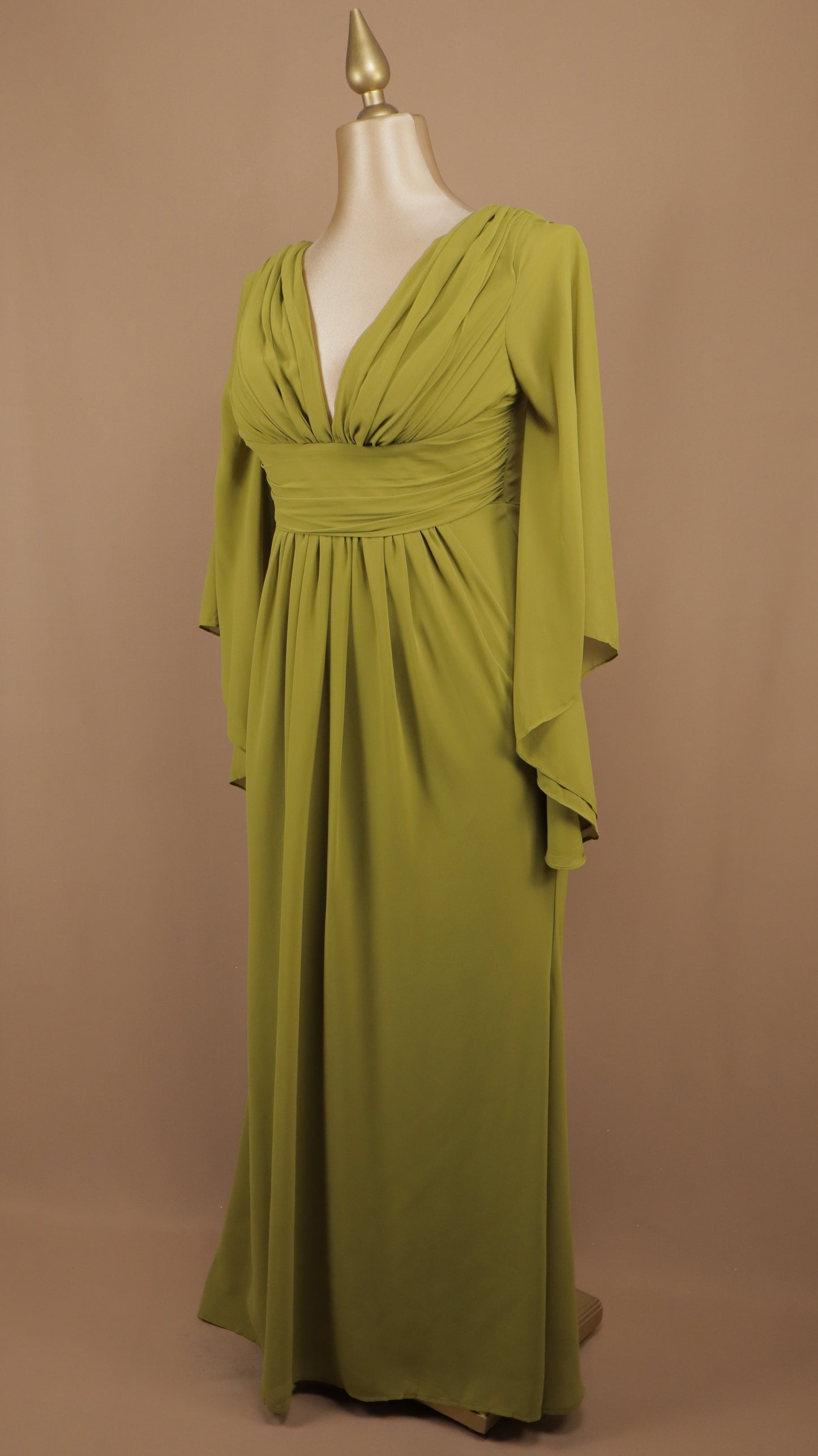 Vestido largo de gasa con escote en "V" drapeado y mangas acampanadas de estilo helénico