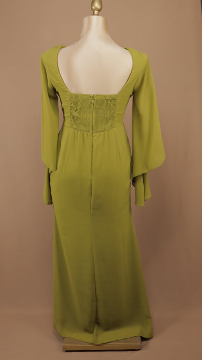 Vestido largo de gasa con escote en "V" drapeado y mangas acampanadas de estilo helénico
