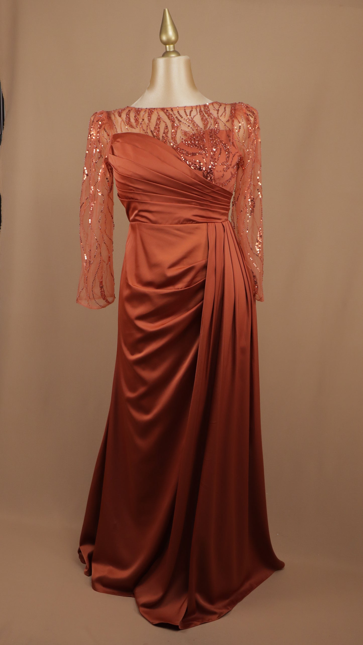 Vestido estra de gala satinado con corpiño de tul ilusión y mangas bordadas