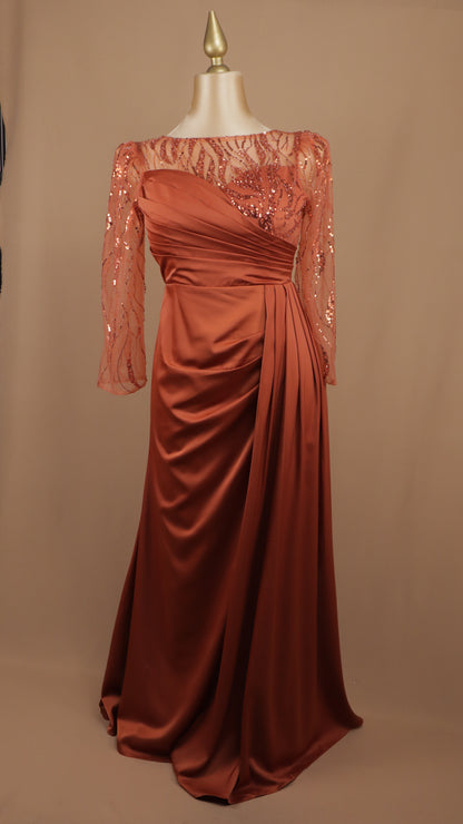 Vestido estra de gala satinado con corpiño de tul ilusión y mangas bordadas