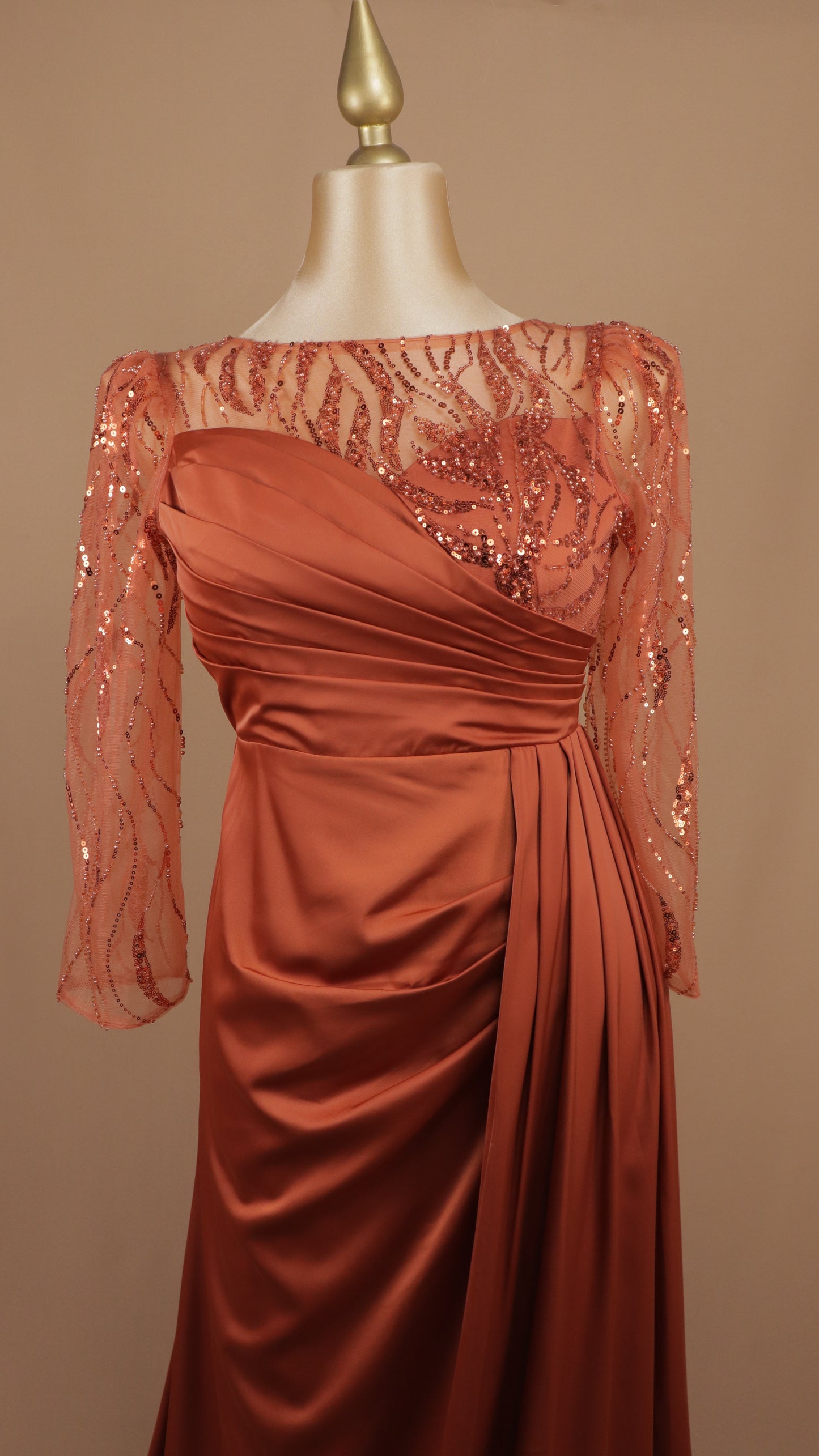 Vestido estra de gala satinado con corpiño de tul ilusión y mangas bordadas