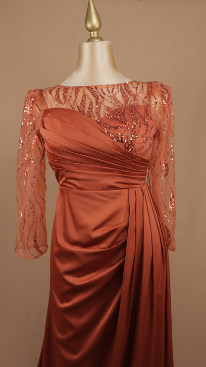 Vestido estra de gala satinado con corpiño de tul ilusión y mangas bordadas