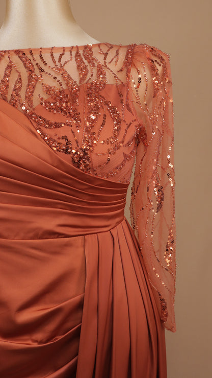 Vestido estra de gala satinado con corpiño de tul ilusión y mangas bordadas