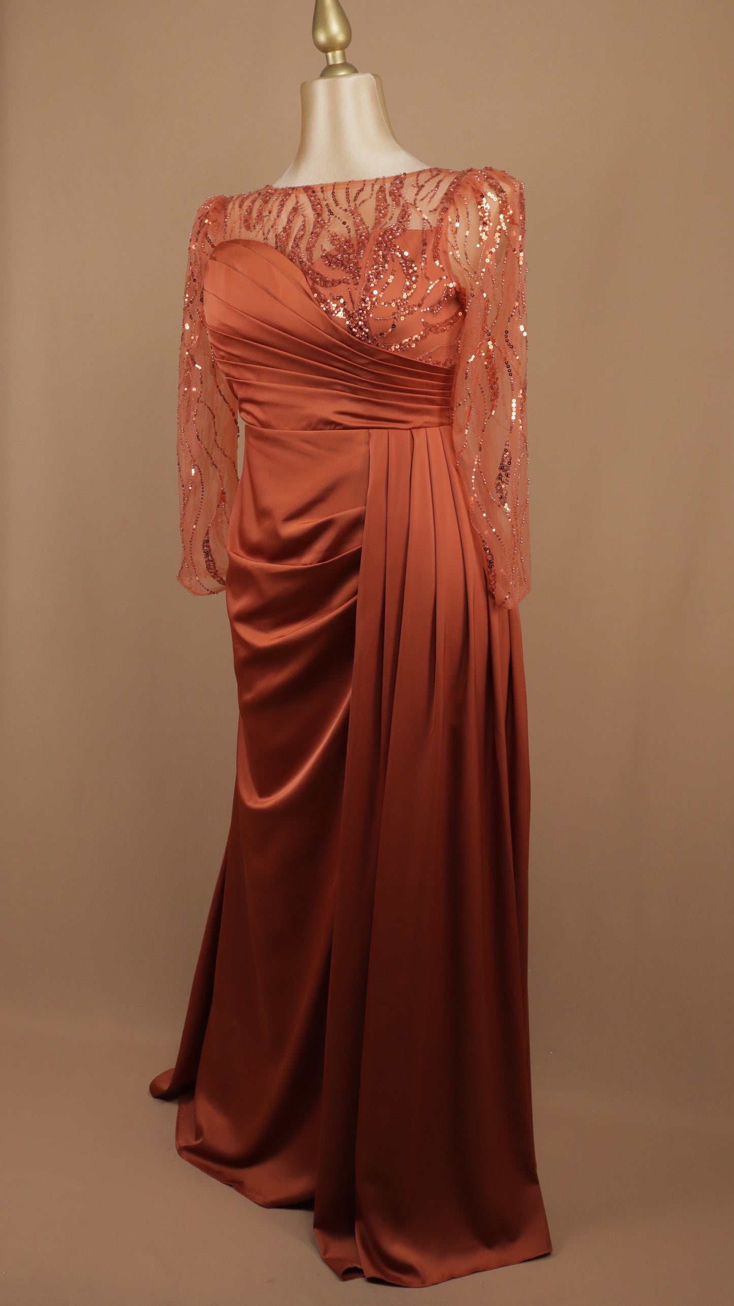 Vestido estra de gala satinado con corpiño de tul ilusión y mangas bordadas
