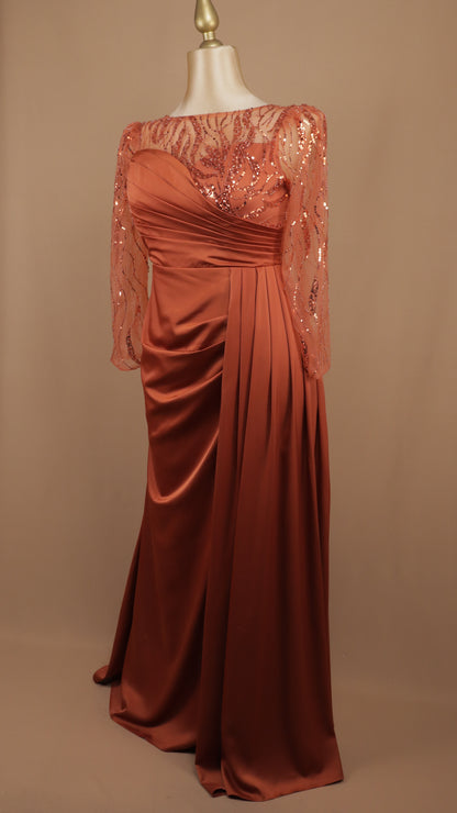 Vestido estra de gala satinado con corpiño de tul ilusión y mangas bordadas