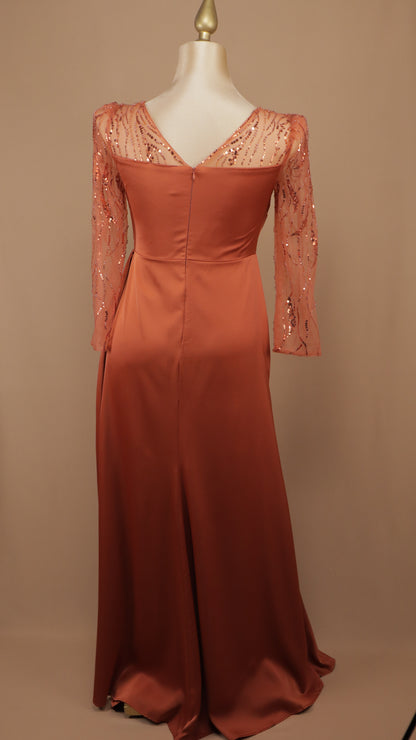 Vestido estra de gala satinado con corpiño de tul ilusión y mangas bordadas