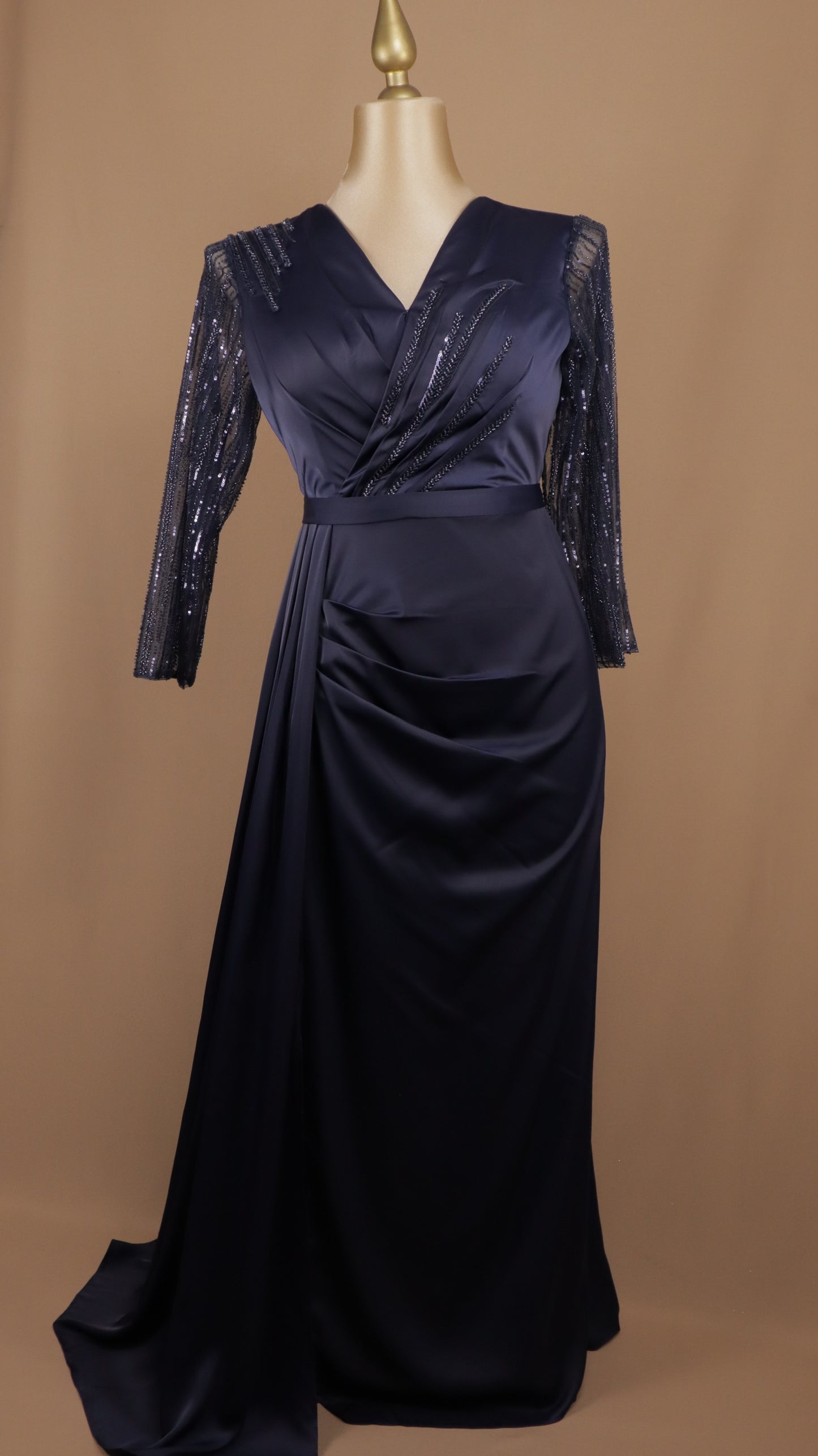 Vestido maxi satinado con mangas de pedrería y falda drapeada