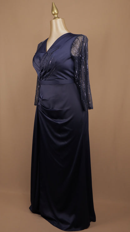 Vestido maxi satinado con mangas de pedrería y falda drapeada