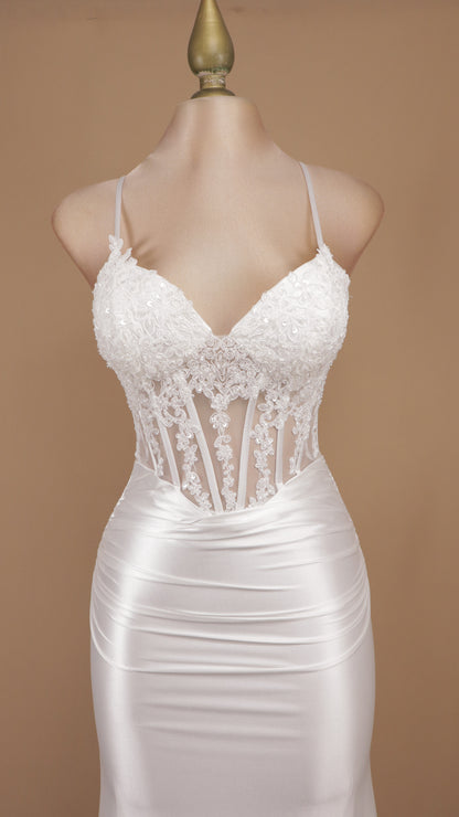 Vestido de novia corte sirena con corpiño de corsé transparente adornado y falda de satén
