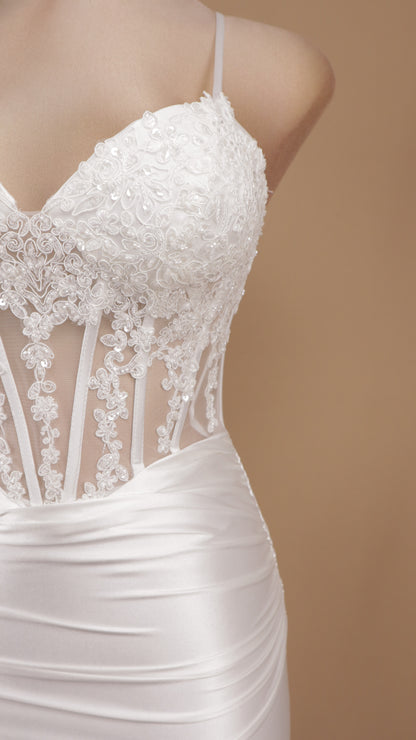 Vestido de novia corte sirena con corpiño de corsé transparente adornado y falda de satén