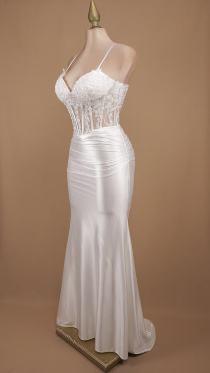 Vestido de novia corte sirena con corpiño de corsé transparente adornado y falda de satén