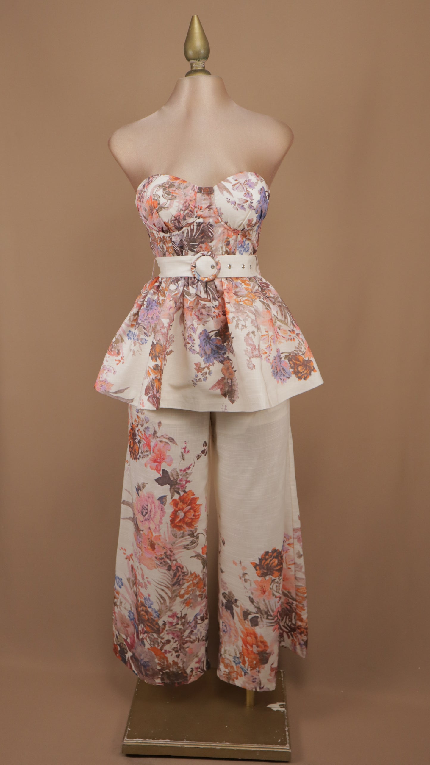 Conjunto floral de dos piezas con bustier peplum y cinturón