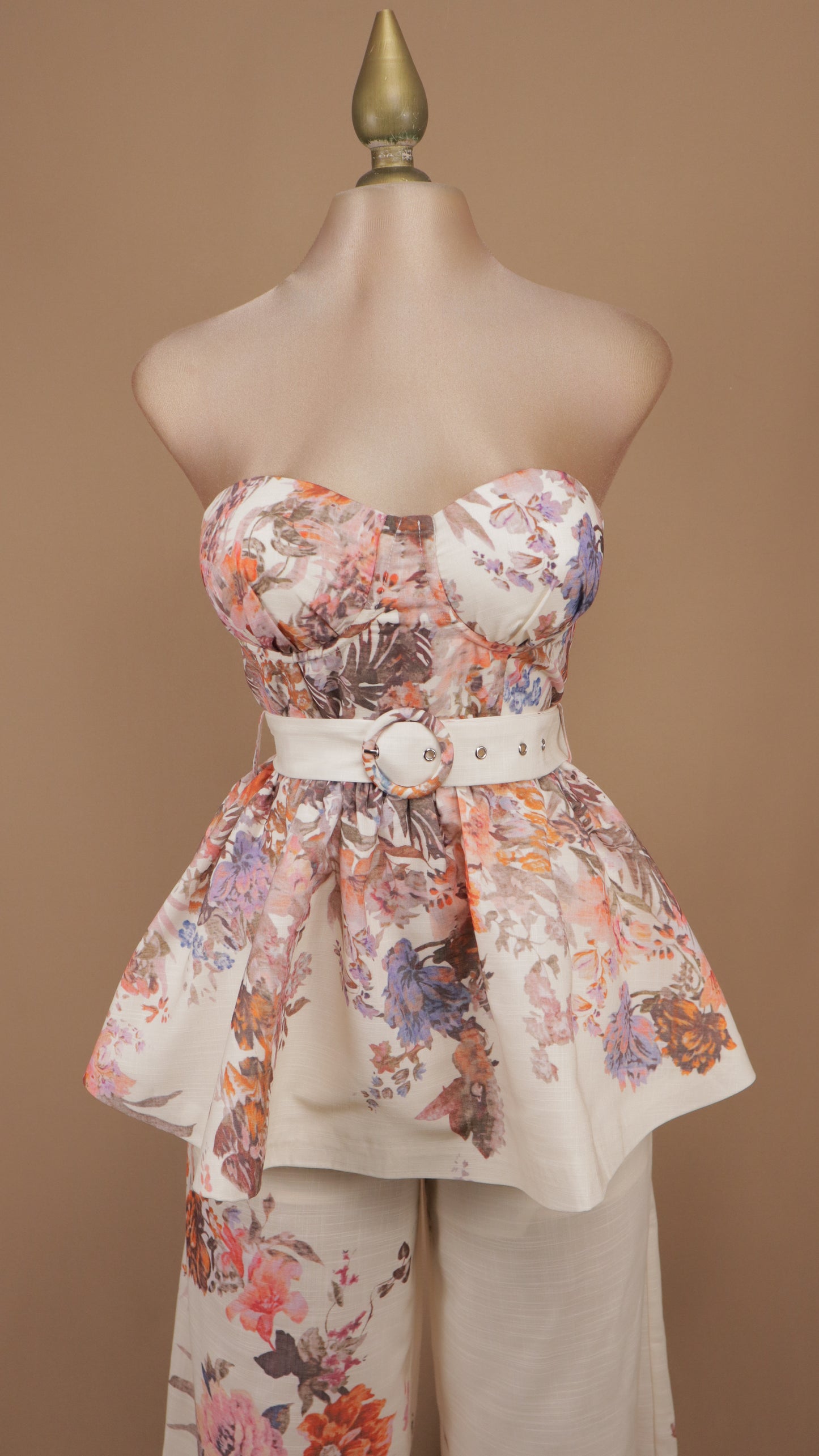 Conjunto floral de dos piezas con bustier peplum y cinturón