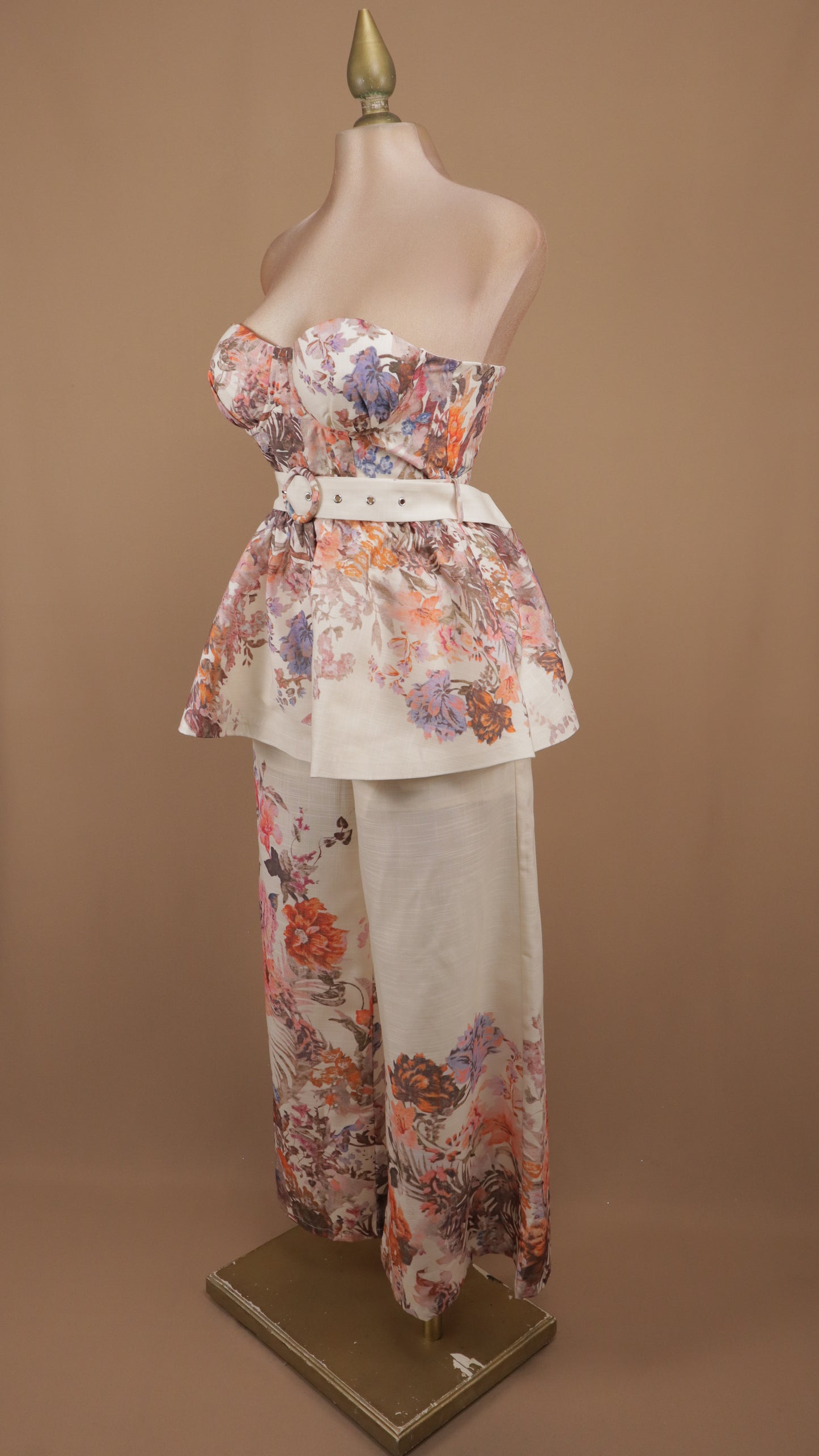 Conjunto floral de dos piezas con bustier peplum y cinturón