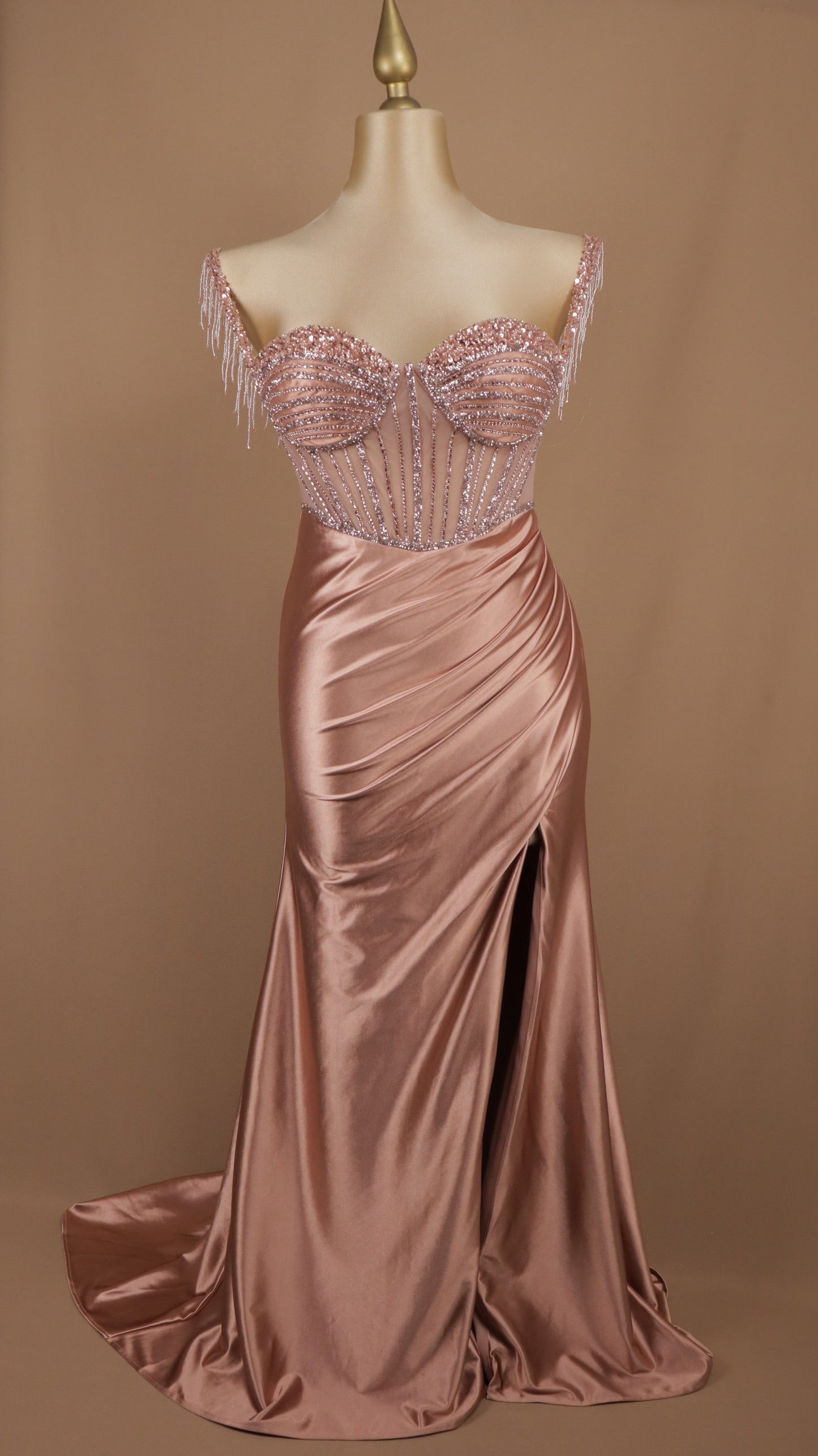 Vestido plus size de gala satén con corsé de transparencia y flecos de pedrería