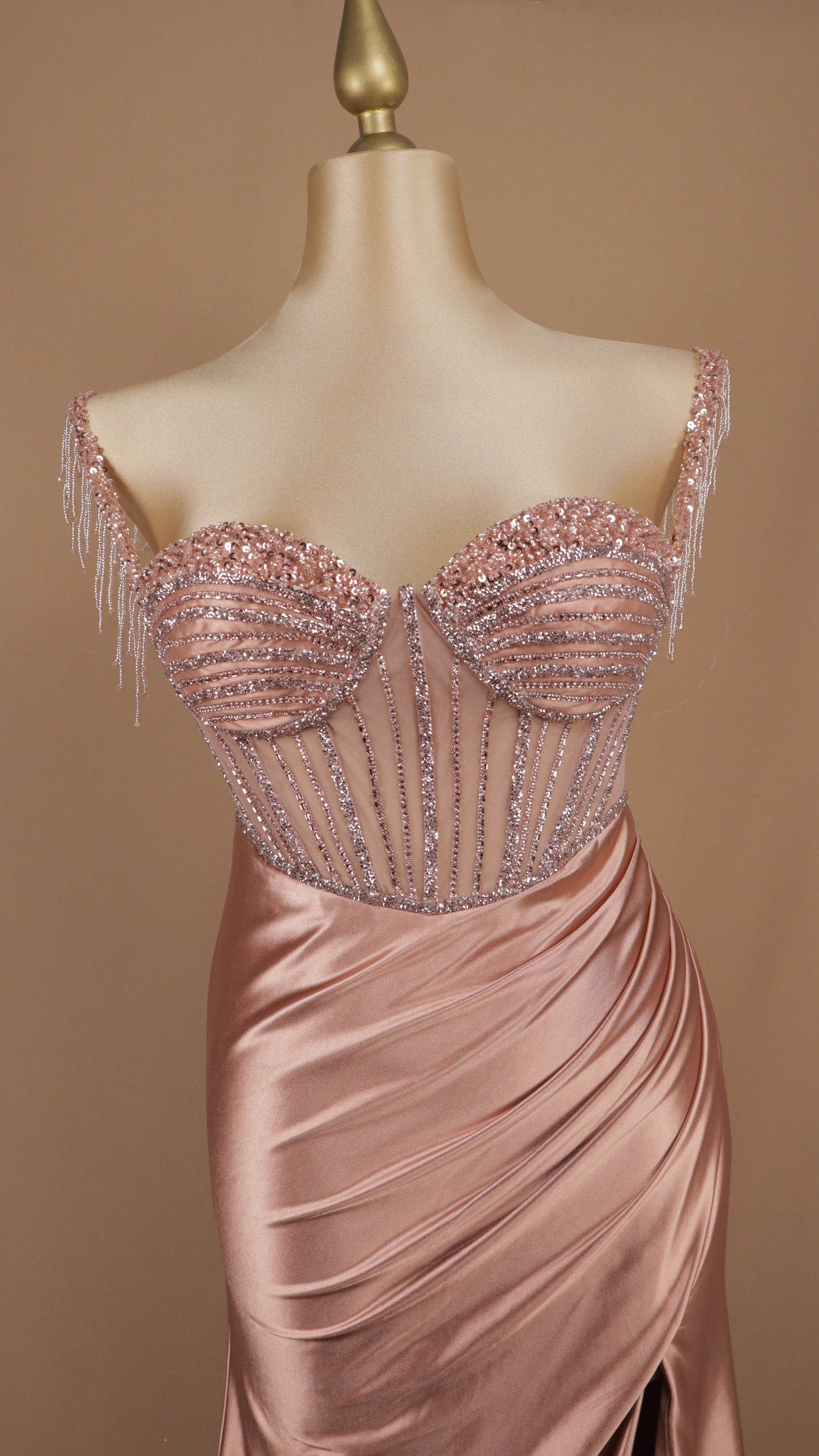 Vestido plus size de gala satén con corsé de transparencia y flecos de pedrería