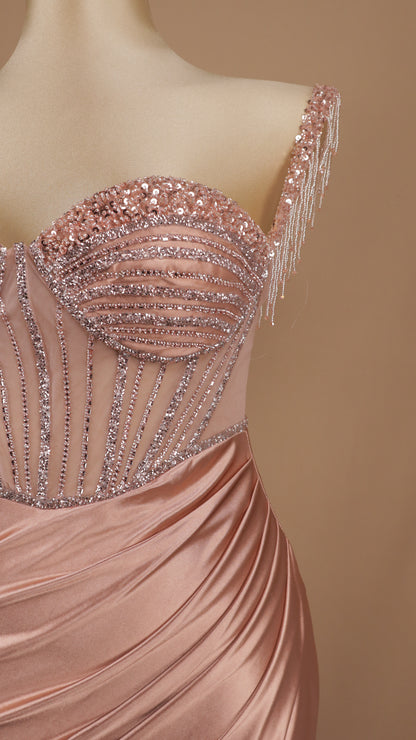 Vestido plus size de gala satén con corsé de transparencia y flecos de pedrería