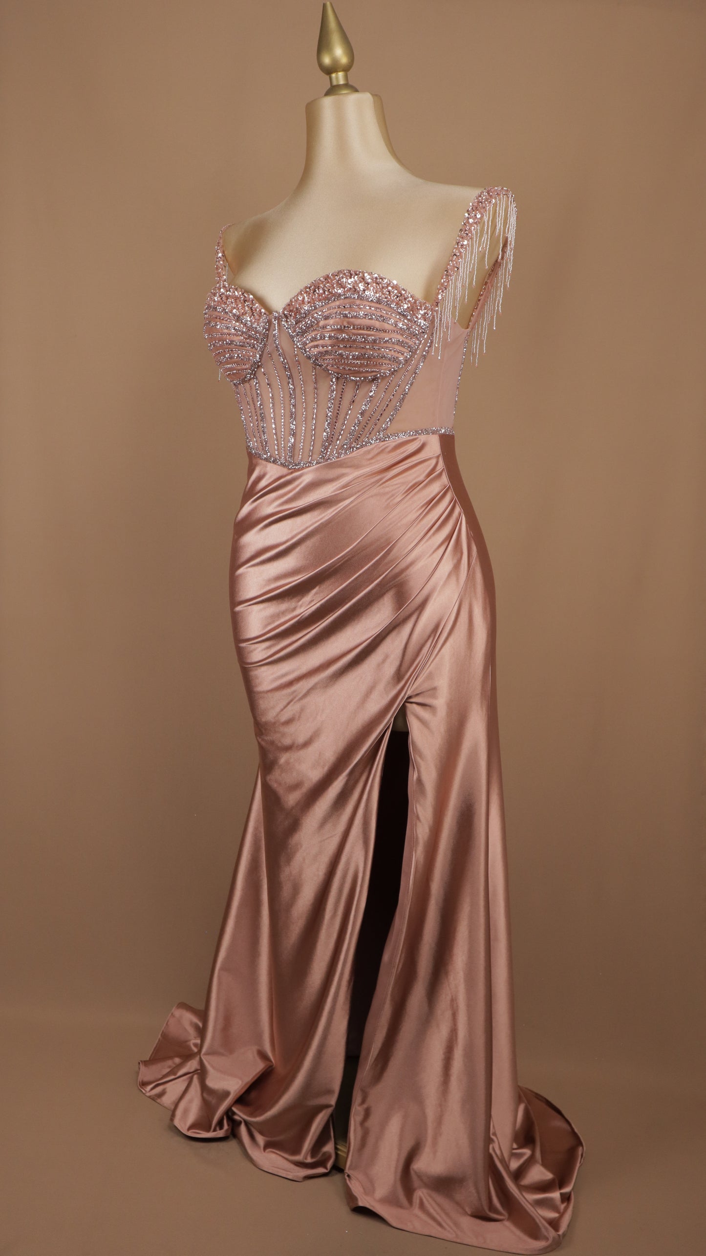 Vestido plus size de gala satén con corsé de transparencia y flecos de pedrería
