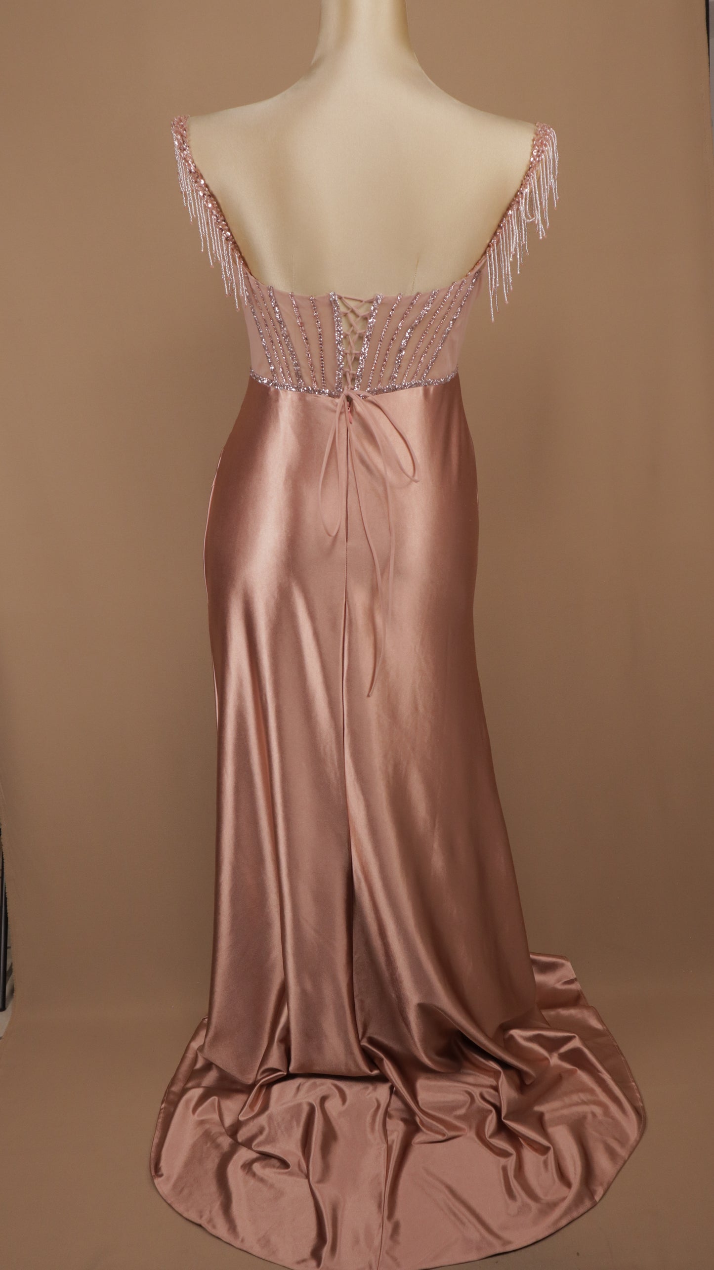 Vestido plus size de gala satén con corsé de transparencia y flecos de pedrería