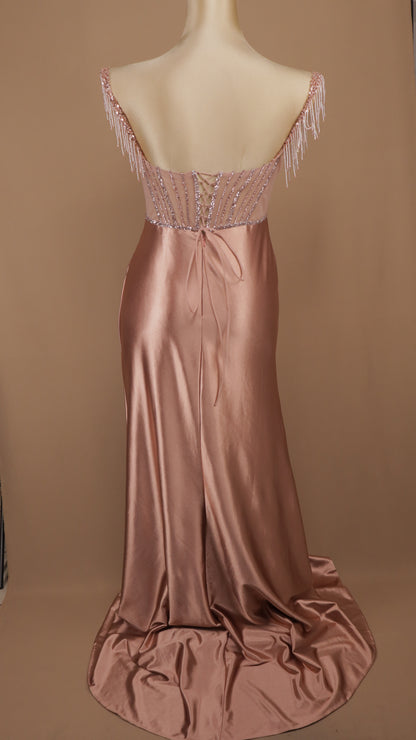 Vestido plus size de gala satén con corsé de transparencia y flecos de pedrería