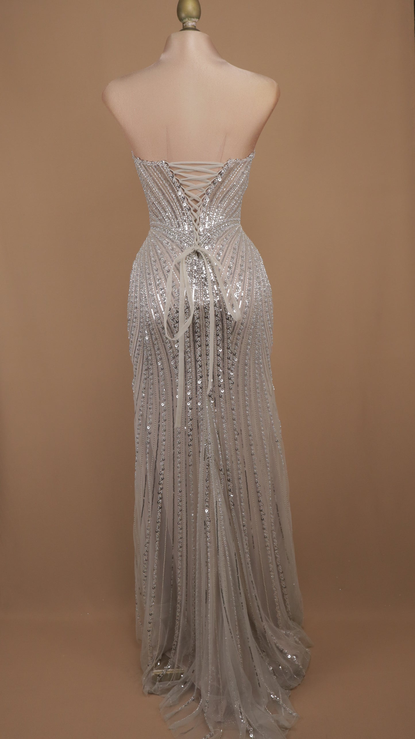 Vestido largo con pedrería y corset