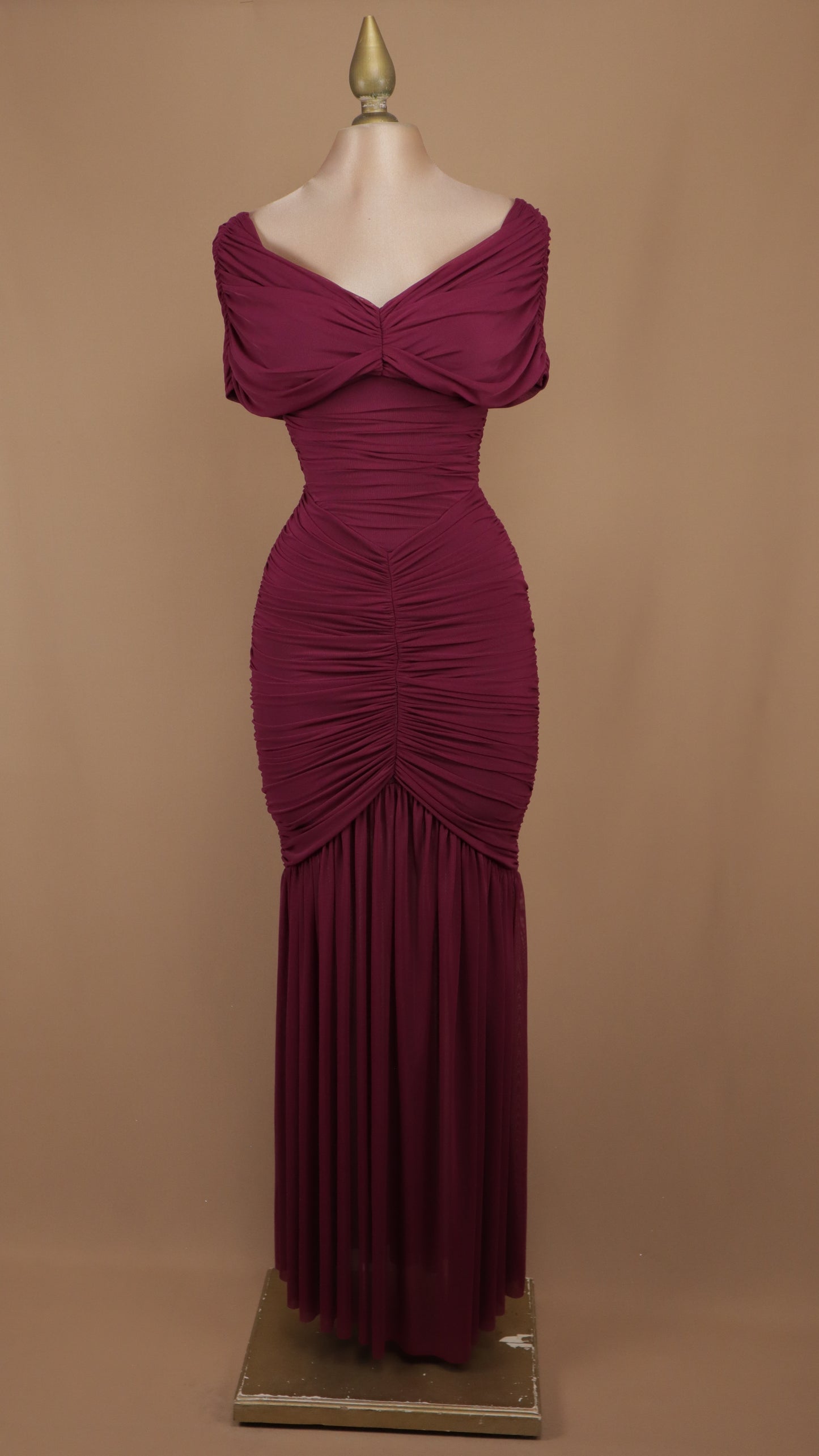 Vestido largo corrugado al hombro
