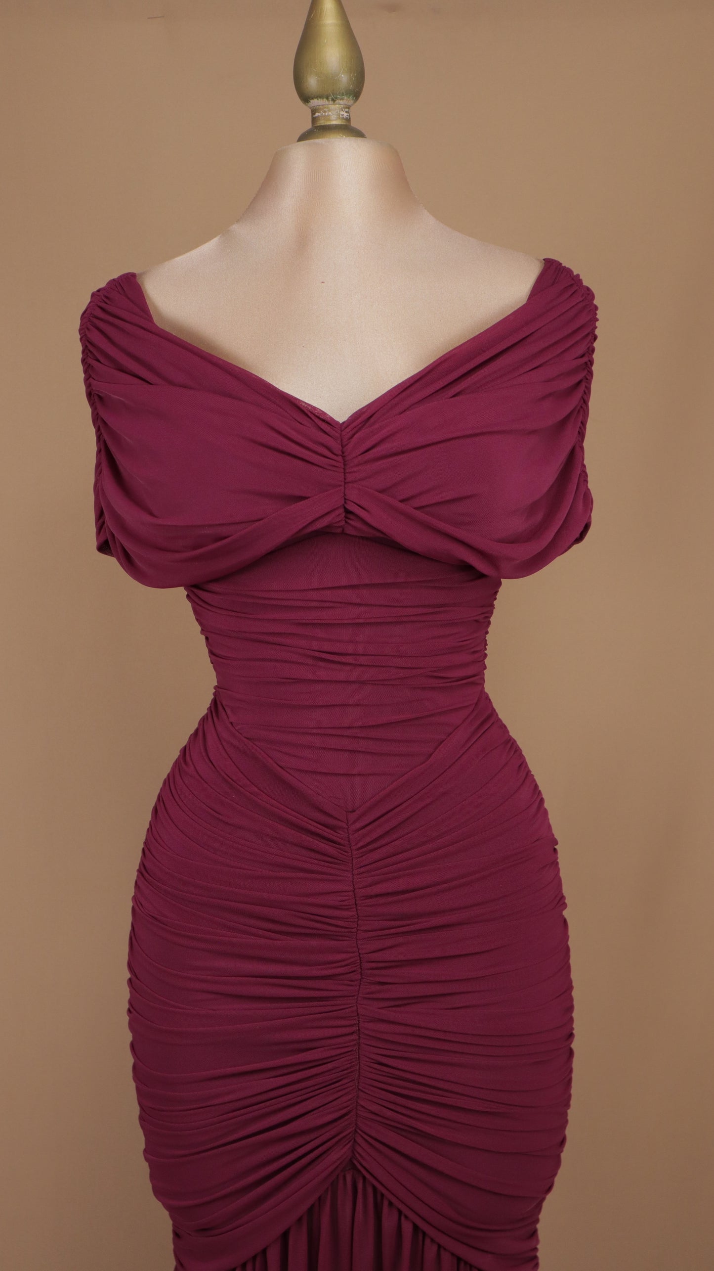 Vestido largo corrugado al hombro
