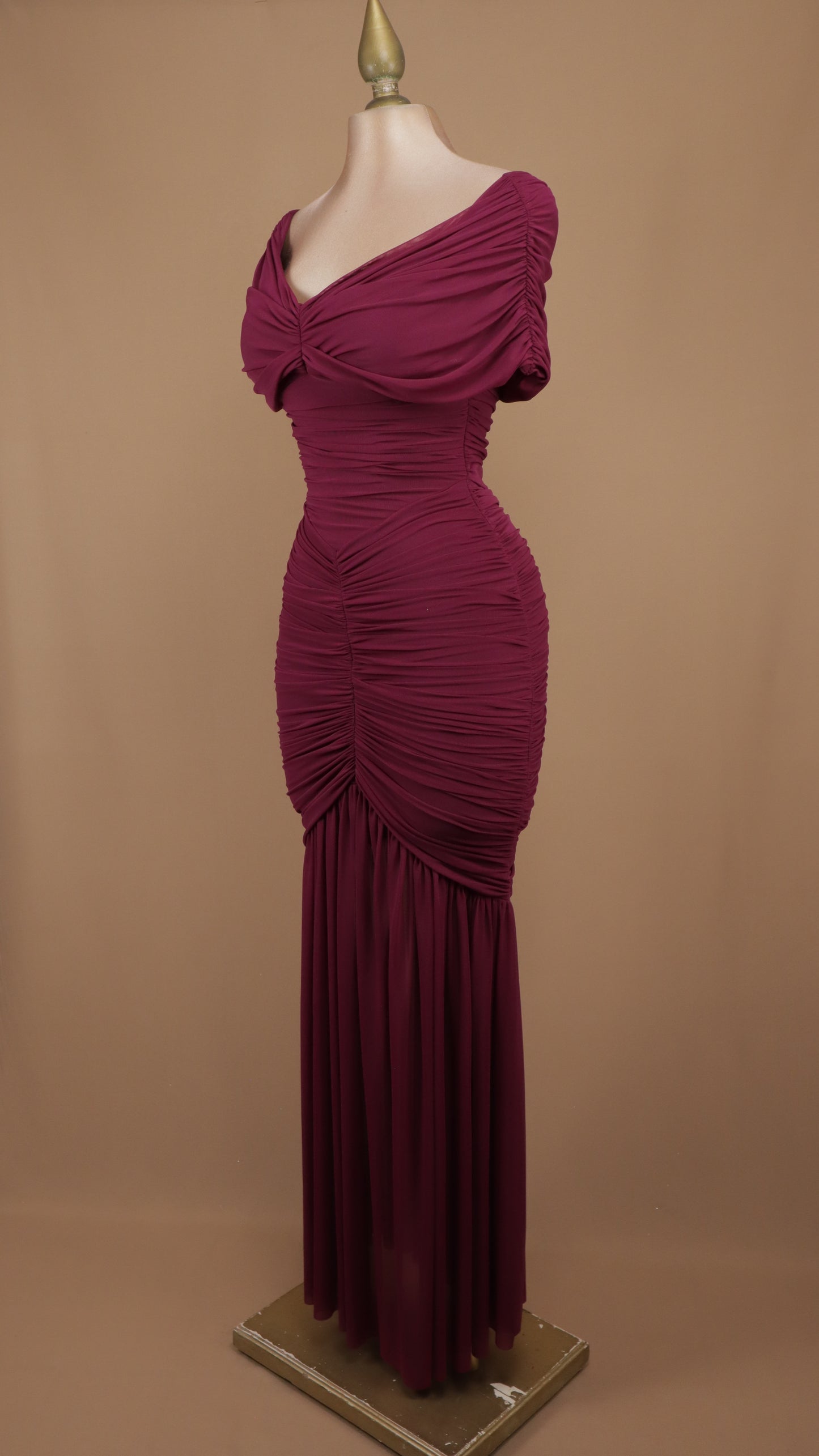 Vestido largo corrugado al hombro