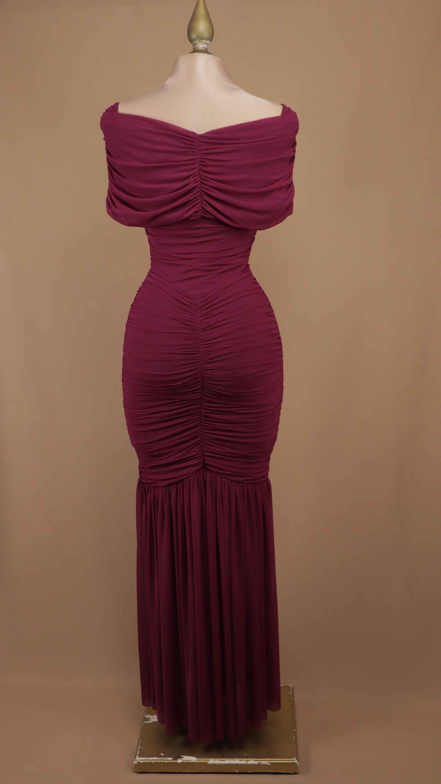 Vestido largo corrugado al hombro
