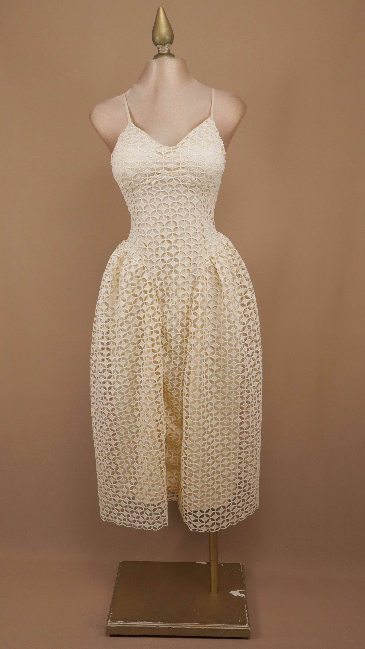 Vestido midi de encaje guipur calado con escote corazón y falda tulipán