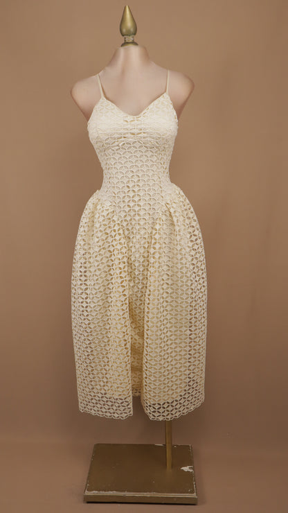Vestido midi de encaje guipur calado con escote corazón y falda tulipán