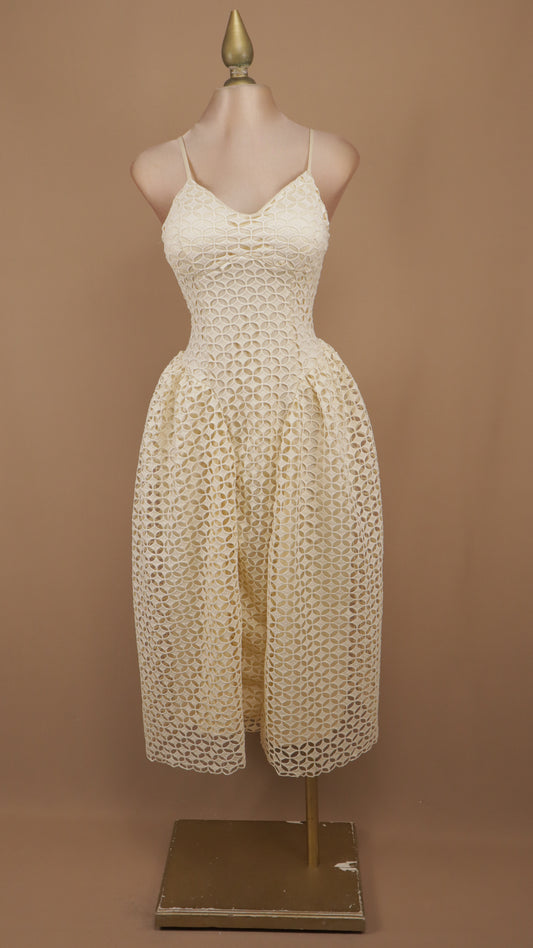 Vestido midi de encaje guipur calado con escote corazón y falda tulipán