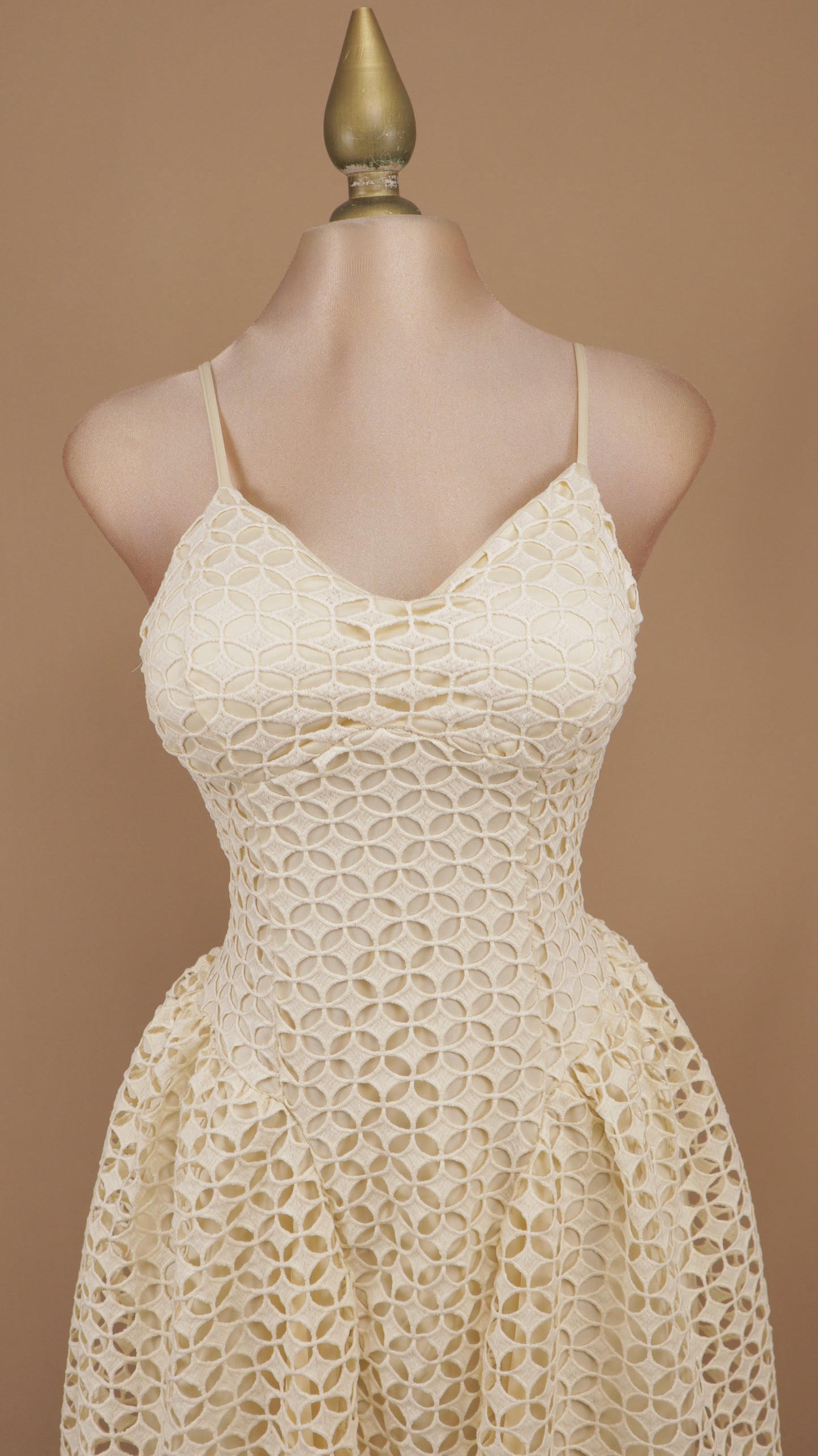Vestido midi de encaje guipur calado con escote corazón y falda tulipán