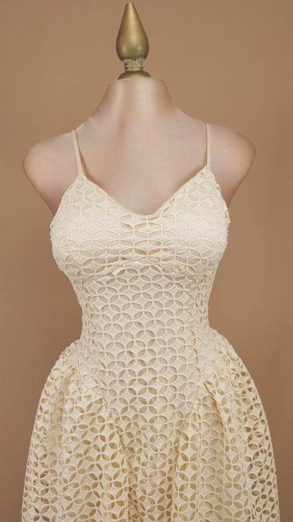 Vestido midi de encaje guipur calado con escote corazón y falda tulipán