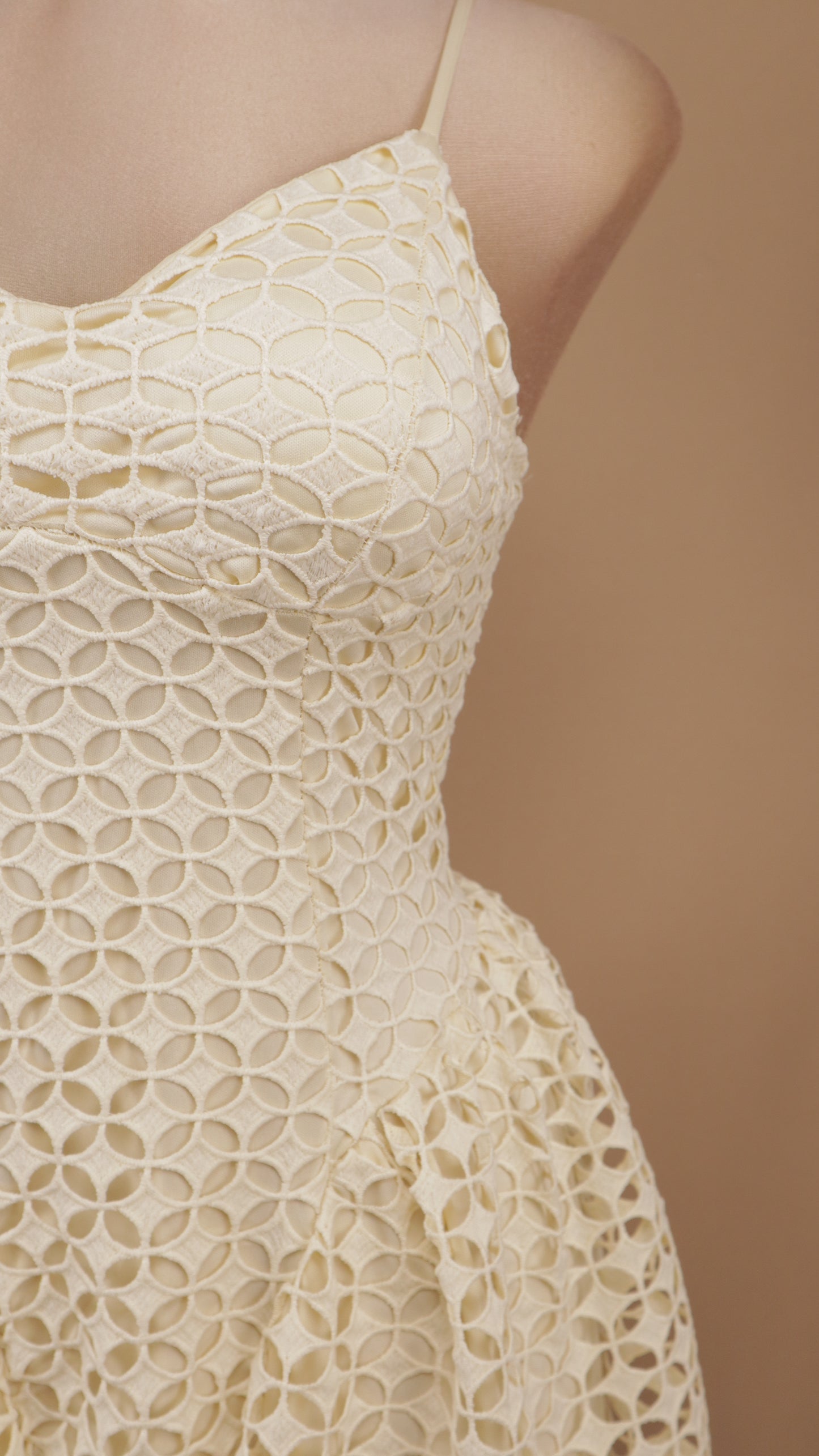 Vestido midi de encaje guipur calado con escote corazón y falda tulipán