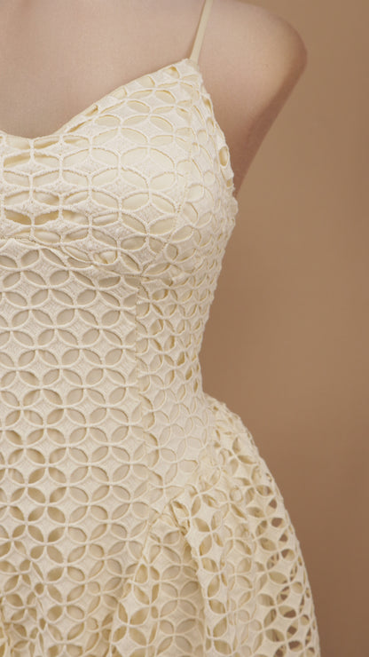 Vestido midi de encaje guipur calado con escote corazón y falda tulipán