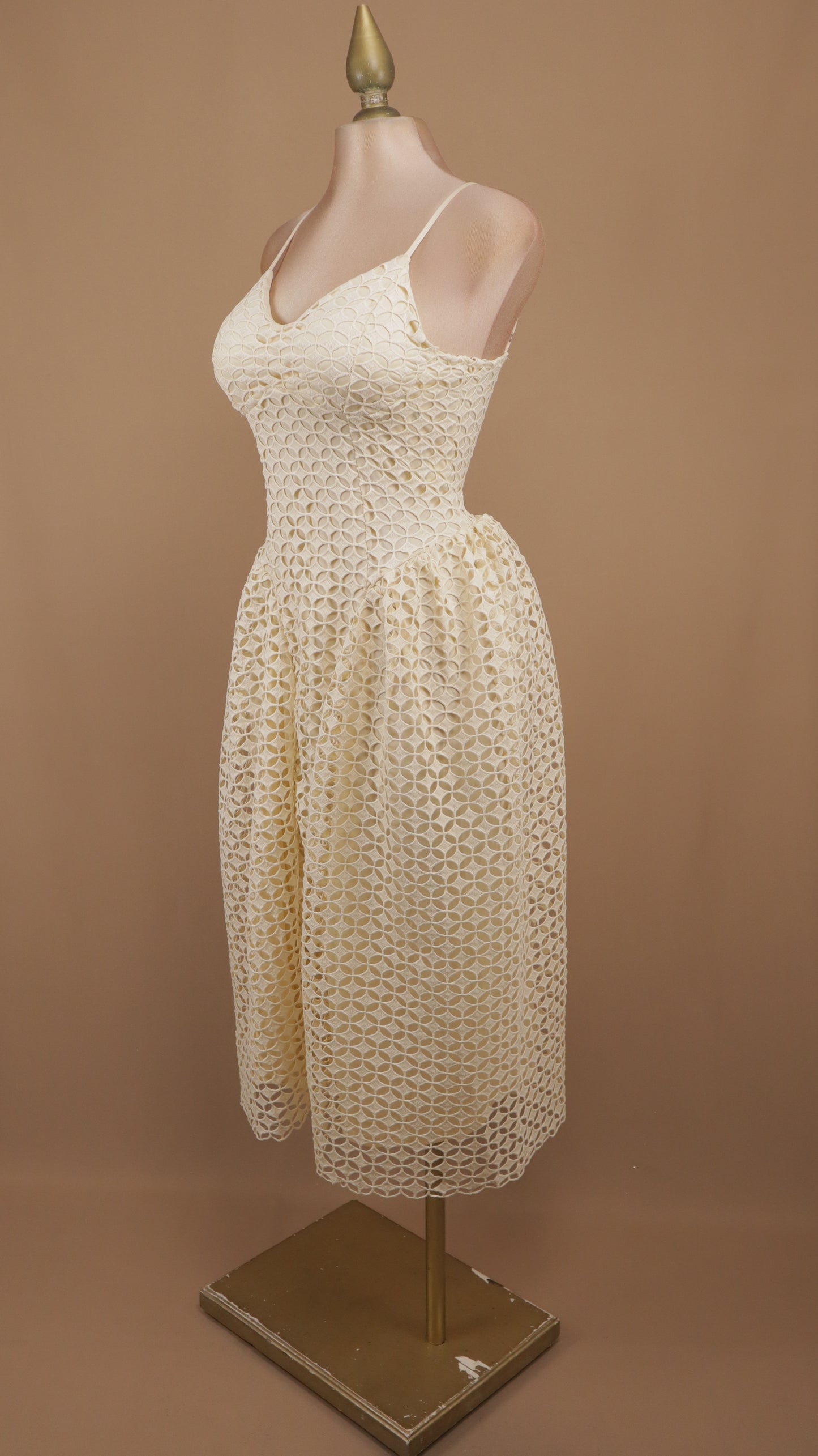 Vestido midi de encaje guipur calado con escote corazón y falda tulipán