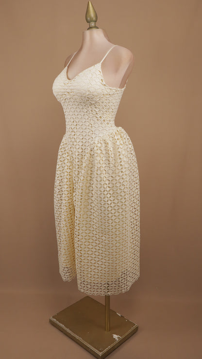 Vestido midi de encaje guipur calado con escote corazón y falda tulipán