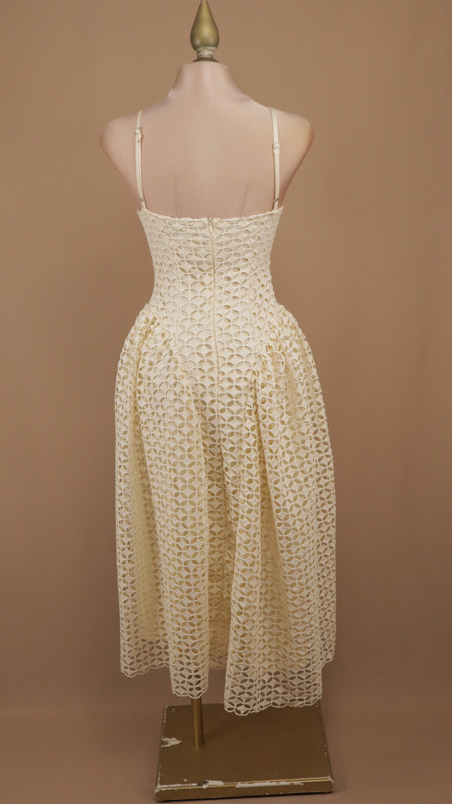 Vestido midi de encaje guipur calado con escote corazón y falda tulipán