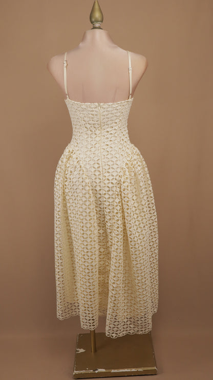 Vestido midi de encaje guipur calado con escote corazón y falda tulipán