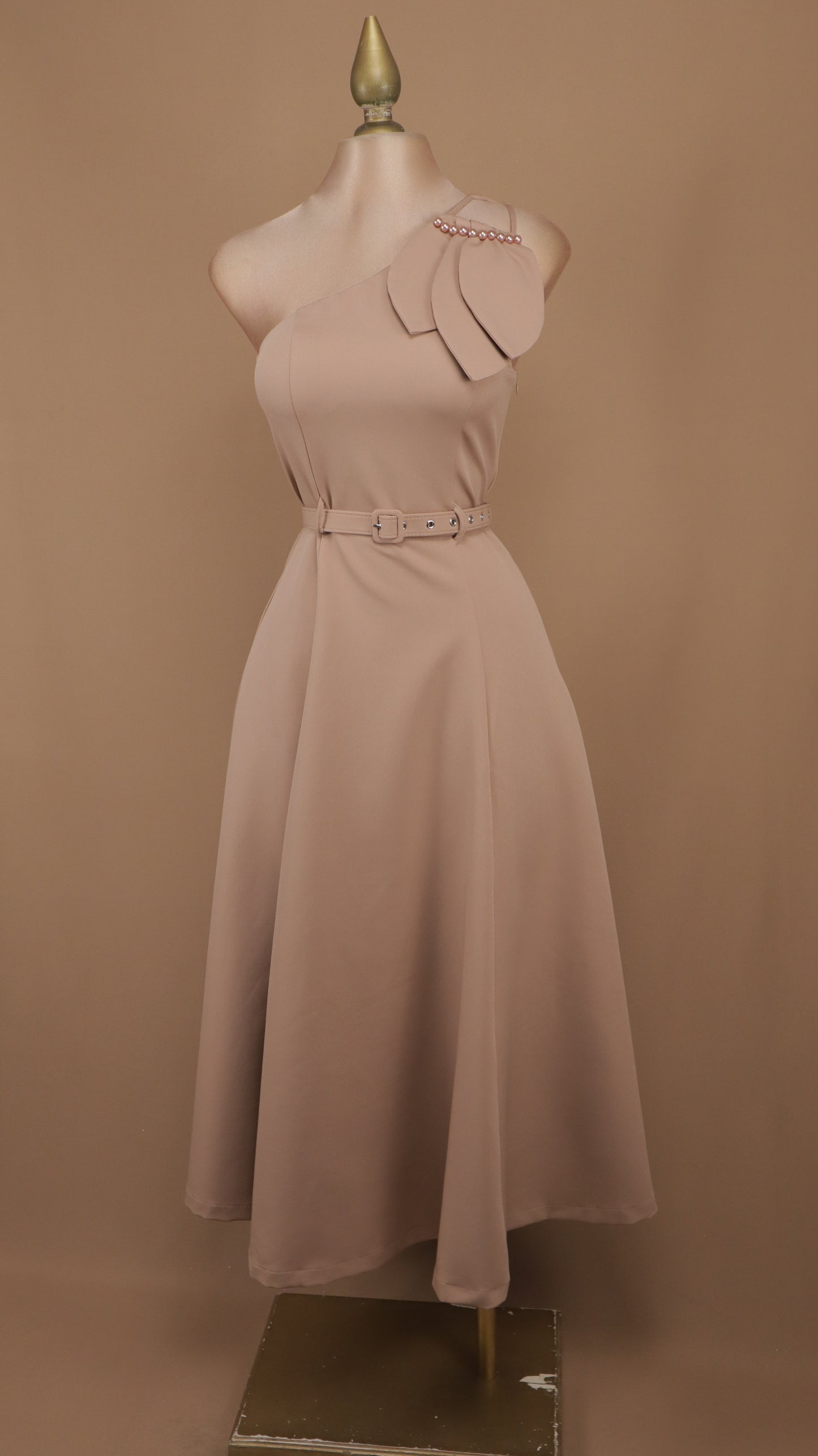 Vestido midi asimétrico con detalle en hombro