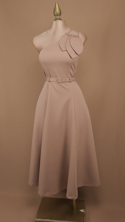 Vestido midi asimétrico con detalle en hombro