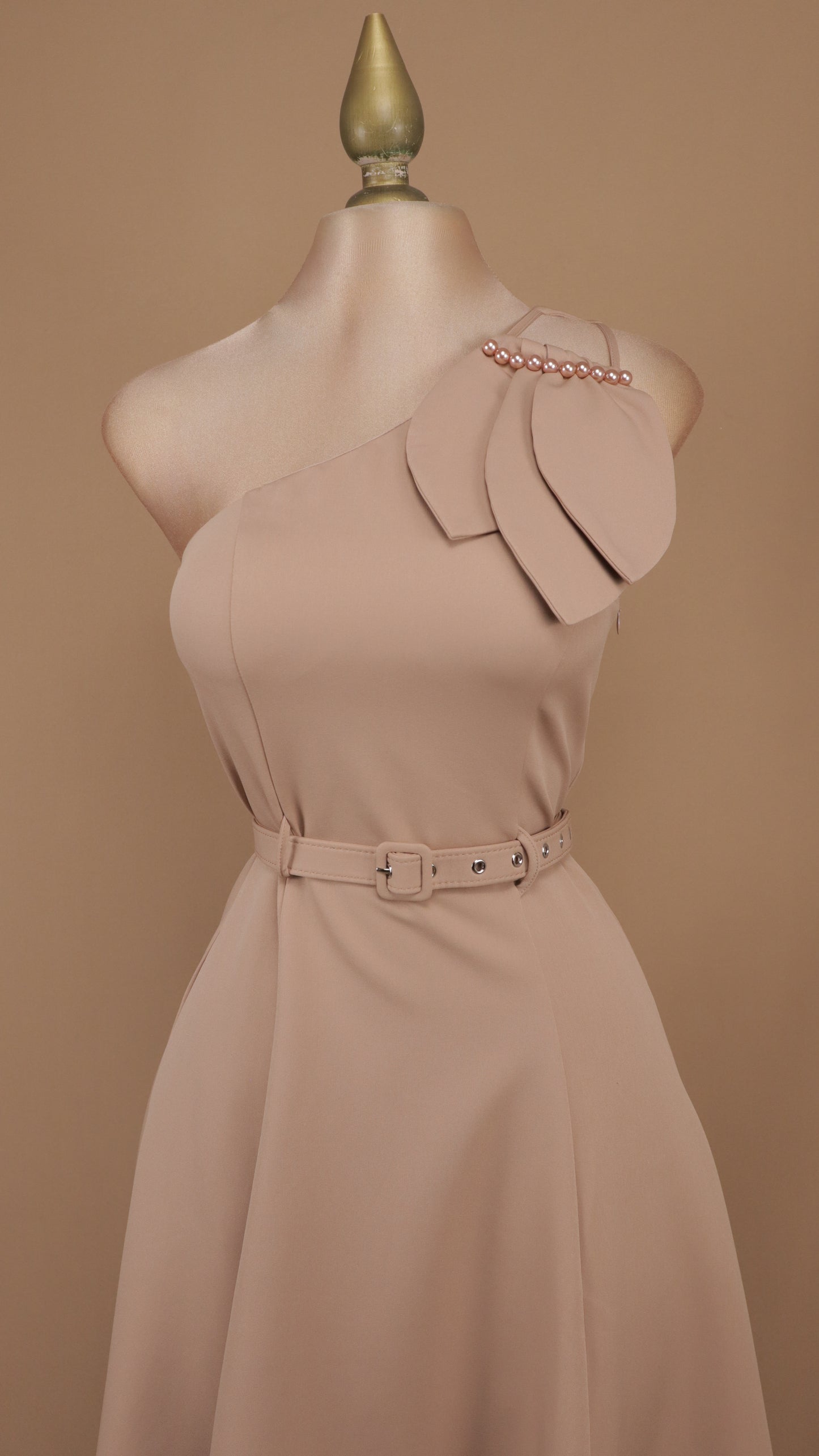Vestido midi asimétrico con detalle en hombro