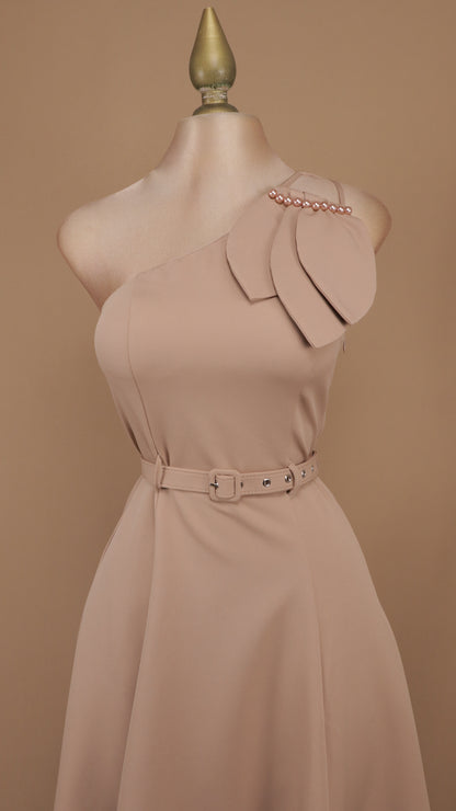 Vestido midi asimétrico con detalle en hombro