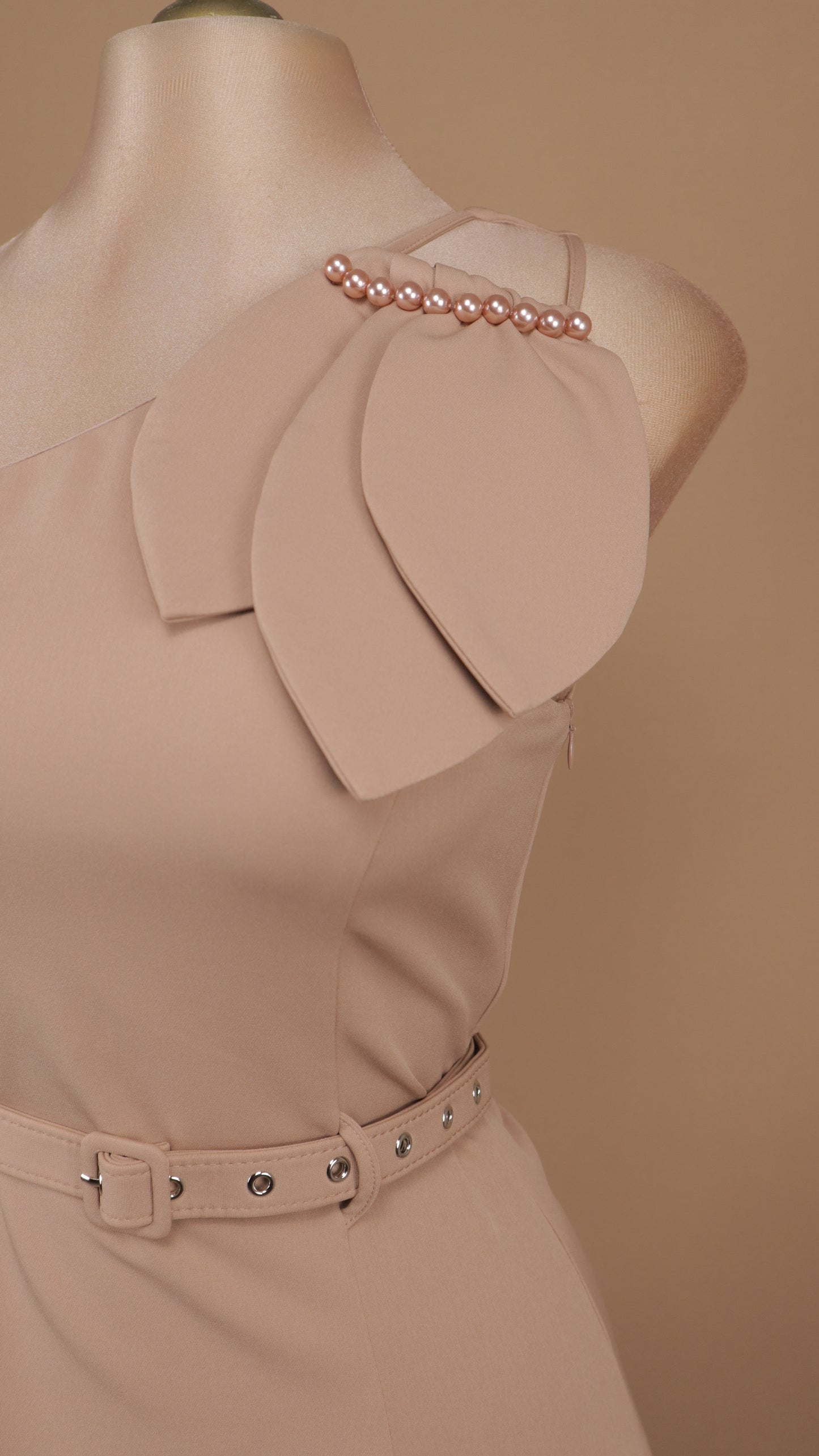 Vestido midi asimétrico con detalle en hombro