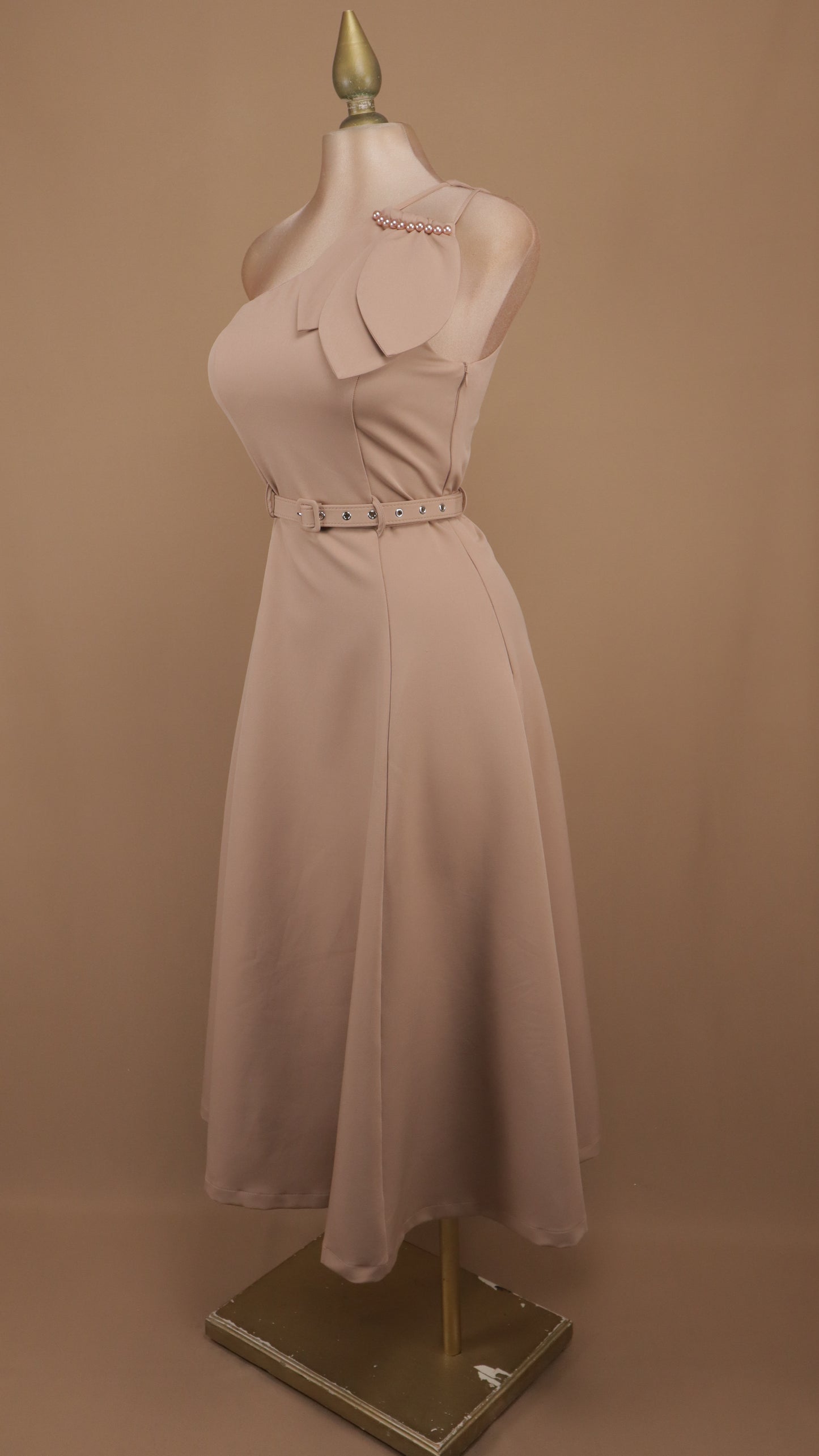 Vestido midi asimétrico con detalle en hombro