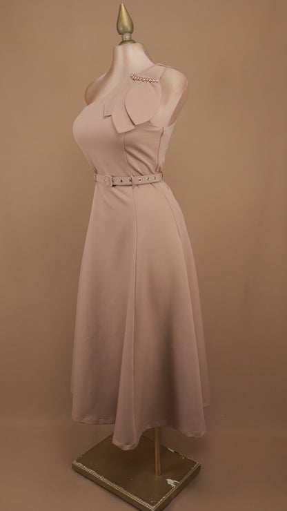 Vestido midi asimétrico con detalle en hombro