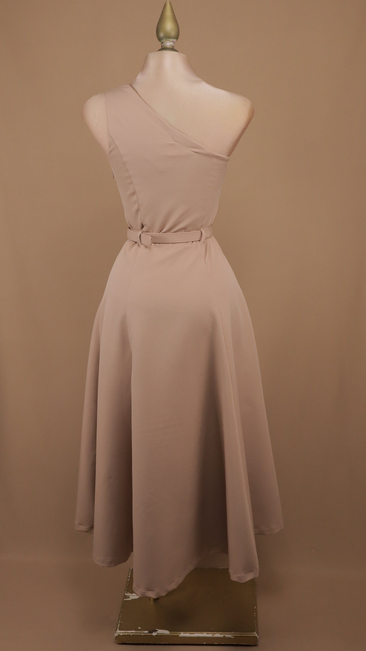 Vestido midi asimétrico con detalle en hombro
