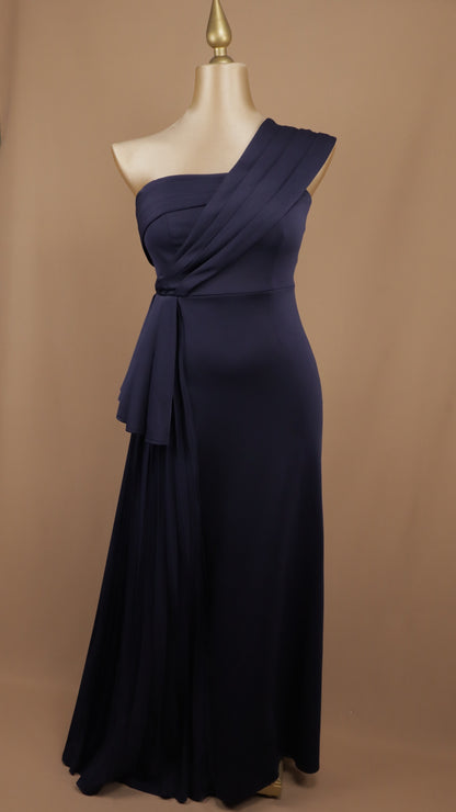 Vestido largo plus size con falda plisada y escote asimétrico